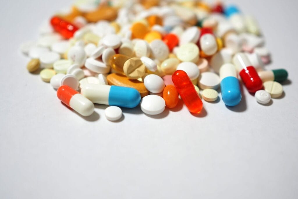 疾病多藥物多好擔心,1起交給整合門診來處理~家醫科醫師的角色 2 藥物多疾病多時,就診需要花費大量的時間以及心力,這時可以透過「整合門診」就診來處理