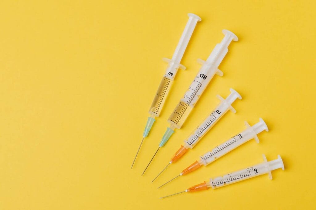 吸菸和二手菸對於多項疾病皆有著顯著關聯性，其中對於呼吸道感染的機率、重症比例以及死亡率都會明顯增加，因此對於吸菸者以及接觸二手菸的人，建議與呼吸道最相關之三項疫苗流感疫苗、肺炎鏈球菌疫苗、COVID-19疫苗都應依照建議施打。