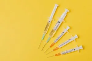 1個測試分辨腰痛或下背痛是不是結石造成 7 吸菸和二手菸對於多項疾病皆有著顯著關聯性,其中對於呼吸道感染的機率、重症比例以及死亡率都會明顯增加,因此對於吸菸者以及接觸二手菸的人,建議與呼吸道最相關之三項疫苗流感疫苗、肺炎鏈球菌疫苗、COVID-19疫苗都應依照建議施打。