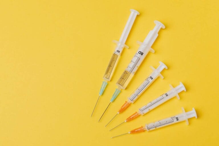 吸菸和二手菸對於多項疾病皆有著顯著關聯性，其中對於呼吸道感染的機率、重症比例以及死亡率都會明顯增加，因此對於吸菸者以及接觸二手菸的人，建議與呼吸道最相關之三項疫苗流感疫苗、肺炎鏈球菌疫苗、COVID-19疫苗都應依照建議施打。