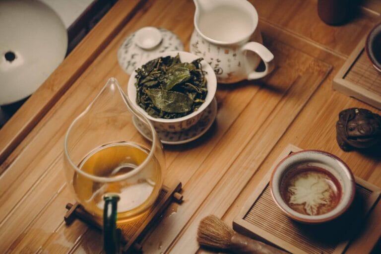 適量喝茶對於骨骼健康有幫助，能減少骨質疏鬆與骨折的機率。喝茶有著較低骨質疏鬆症風險和較低髖骨骨折風險的原因在於，身體如果慢性發炎與氧化會造成骨質的流失增加，而茶的萃取物黃酮類化合物有著抗氧化和抗發炎的作用，可以抑制破骨細胞造成的骨質流失，讓骨質流失的量減少後，就可以降低骨質疏鬆發生的機會，以及避免後續因為骨質疏鬆造成的髖骨骨折。