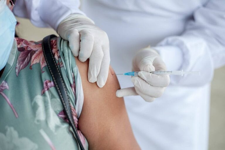 呼吸道融合病毒RSV的傳染力強，重症與死亡率不低，幼兒與年長者、慢性病患感染機率明顯增加，重症以及死亡率也較高，除了勤洗手、戴口罩等，打RSV疫苗能夠有效預防呼吸道融合病毒感染所造成的重症機率。