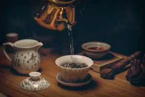 喝茶對於健康方面有蠻多方面的正向幫助，像是減少慢性腎臟病發生機率20%以及靜脈栓塞的發生機率15%，加不加牛奶對於保護效果沒有太明顯的干擾與影響，但是如果喝加糖的茶就不同了，原本喝茶的保護效果就會不見，變成喝茶沒有幫助，因此喝茶最重要的是要不加糖，喝茶對於健康方面有蠻多方面的正向幫助，像是減少慢性腎臟病發生機率20%以及靜脈栓塞的發生機率15%，加不加牛奶對於保護效果沒有太明顯的干擾與影響，但是如果喝加糖的茶就不同了，原本喝茶的保護效果就會不見，變成喝茶沒有幫助，因此喝茶最重要的是要不加糖。