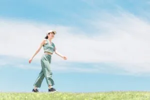 每天走路的步數和健康息息相關，日行一萬步健康有保固是有根據的，只是研究顯示甚至不用走到一萬步，每天走七、八千步就能降低死亡率，年齡六十歲以上的話，每天走六千步就有效果。另外走路速度對於健康益處的部分，從整體死亡率這個指標來看走快沒有明顯效果，部分研究有提到的是每天有半小時或一小時快走的話，也能降低死亡率，但是整天都走得很快的話，對於降低死亡率的效果則是不明顯，所以重要結論是，未滿60歲最好每天要走個七、八千步以上，60歲以上至少要來個六千步，接著每天可以選個三十分鐘快走。