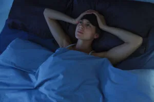 睡眠時數少於六小時或者多於九小時都會增加得到糖尿病的機率，睡眠時數剛剛好最重要，睡太多睡太少都不好，而且睡眠品質也有關聯，睡眠品質差和有睡眠呼吸中止也都會增加得糖尿病的機率，另一個跟睡眠有關的因子，就是需要輪班工作的話，也會增加得糖尿病的風險，而男性輪班者又比女性輪班者有著更高的糖尿病風險，整體來說睡眠和糖尿病息息相關，雖然如此還是要特別提到一點，體重超重會增加的糖尿病風險會比睡眠還要有更強烈的影響，所以除了睡得好睡得對以外，體重要控制在標準範圍內是預防糖尿病的關鍵之一。
