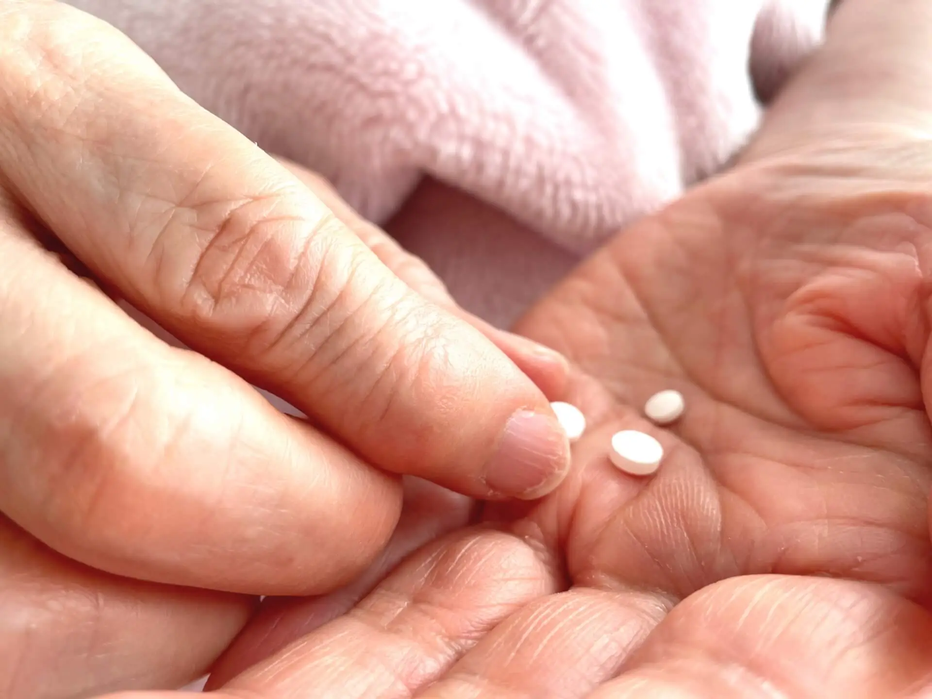 胃藥與骨質疏鬆有關？3篇研究揭露骨折風險與醫師建議- 洪暐傑醫師的愛講空間