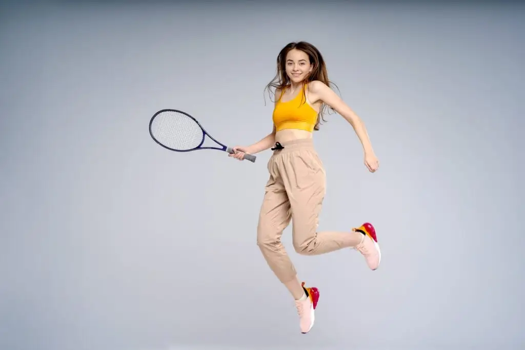 一位年輕女性運動時跳躍，手持球拍，象徵健康活力與積極體重管理。semaglutide（商品名：週纖達Wegovy）為新一代GLP-1受體促效劑。