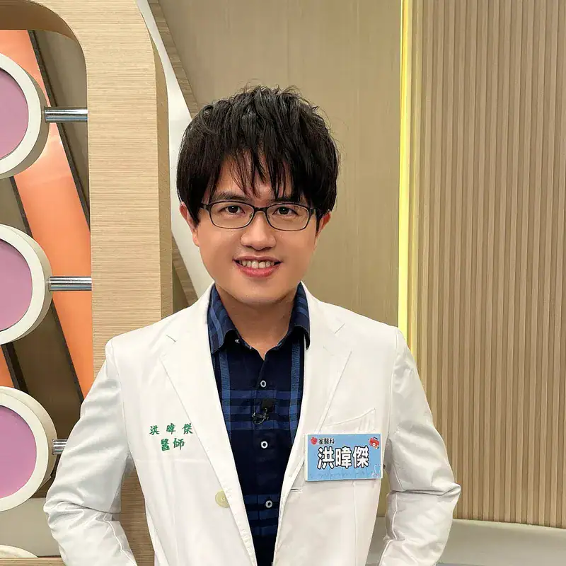 洪暐傑醫師於民視《醫學大聯盟》錄影棚現場
